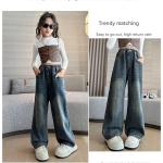 Girls' trendy low-waisted cargo pants with pockets. Wide-leg, loose-fitting cotton long pants for casual everyday wear.