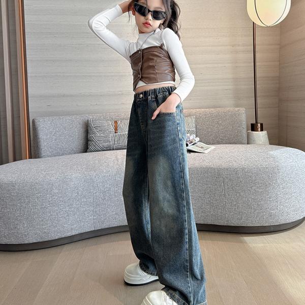 Girls' trendy low-waisted cargo pants with pockets. Wide-leg, loose-fitting cotton long pants for casual everyday wear.