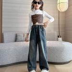 Girls' trendy low-waisted cargo pants with pockets. Wide-leg, loose-fitting cotton long pants for casual everyday wear.
