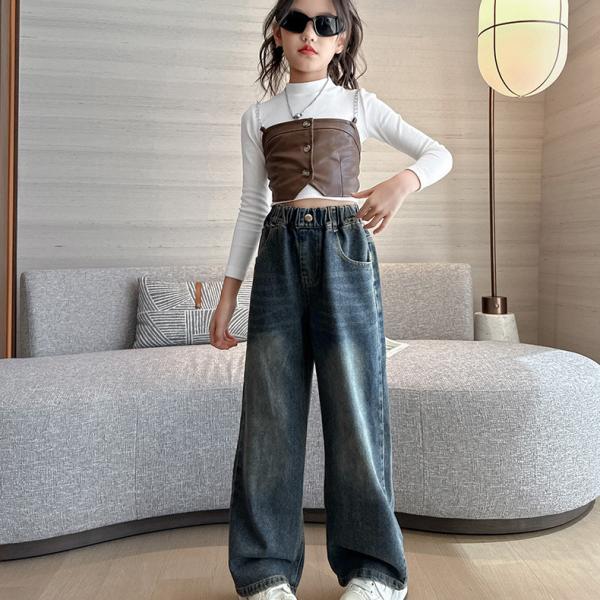 Girls' trendy low-waisted cargo pants with pockets. Wide-leg, loose-fitting cotton long pants for casual everyday wear.