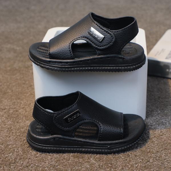 زوج من الصنادل للبنات والأولاد، محبوكة ومصنوعة من مواد عالية الجودة