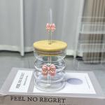 A luxurious glass cup with artistic touches and a wooden lid. Elegance begins with the details, with an elegant and environmentally friendly glass straw.