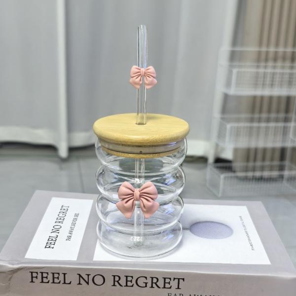 A luxurious glass cup with artistic touches and a wooden lid. Elegance begins with the details, with an elegant and environmentally friendly glass straw.