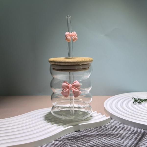 A luxurious glass cup with artistic touches and a wooden lid. Elegance begins with the details, with an elegant and environmentally friendly glass straw.