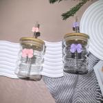 A luxurious glass cup with artistic touches and a wooden lid. Elegance begins with the details, with an elegant and environmentally friendly glass straw.