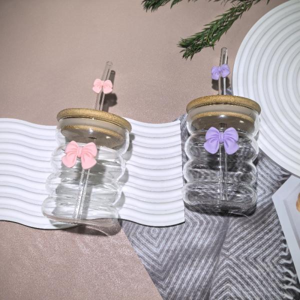 A luxurious glass cup with artistic touches and a wooden lid. Elegance begins with the details, with an elegant and environmentally friendly glass straw.