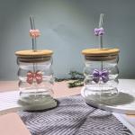 A luxurious glass cup with artistic touches and a wooden lid. Elegance begins with the details, with an elegant and environmentally friendly glass straw.