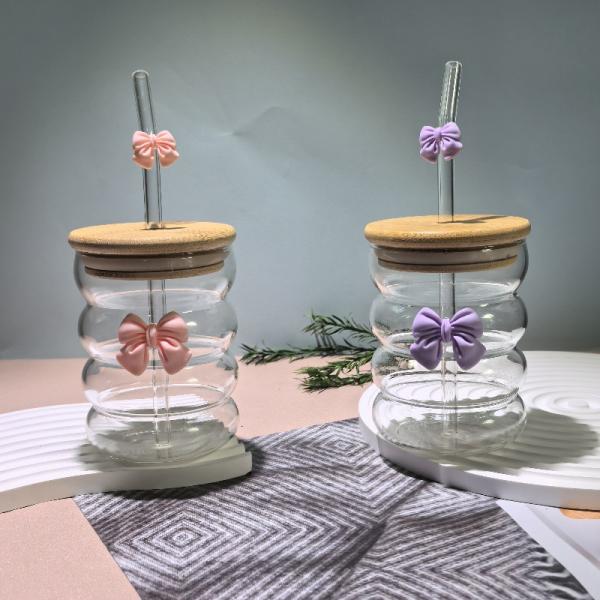 A luxurious glass cup with artistic touches and a wooden lid. Elegance begins with the details, with an elegant and environmentally friendly glass straw.