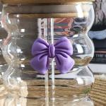 A luxurious glass cup with artistic touches and a wooden lid. Elegance begins with the details, with an elegant and environmentally friendly glass straw.