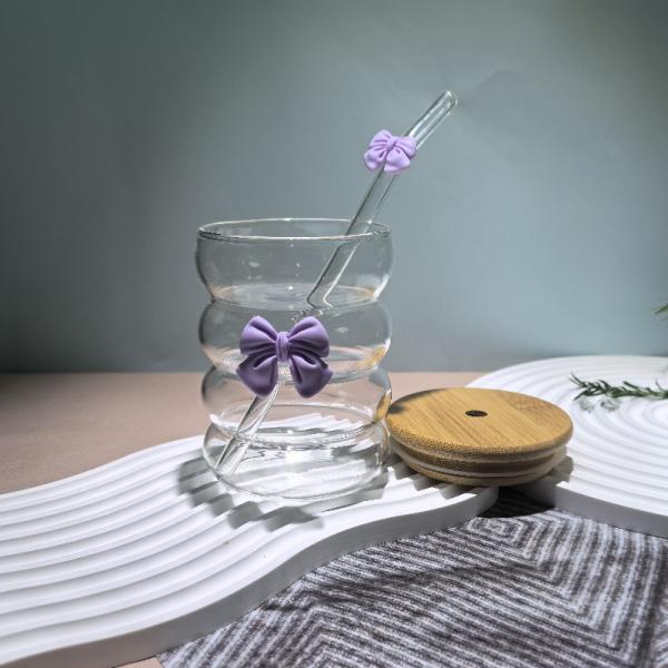A luxurious glass cup with artistic touches and a wooden lid. Elegance begins with the details, with an elegant and environmentally friendly glass straw.