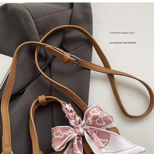 handbag with a design that combines elegance and functionality, ideal for everyday use or special occasions. It comes in a bucket shape with a fixed base for stability and elegance.