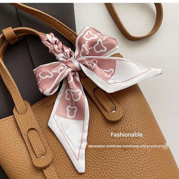 handbag with a design that combines elegance and functionality, ideal for everyday use or special occasions. It comes in a bucket shape with a fixed base for stability and elegance.