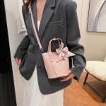 handbag with a design that combines elegance and functionality, ideal for everyday use or special occasions. It comes in a bucket shape with a fixed base for stability and elegance.