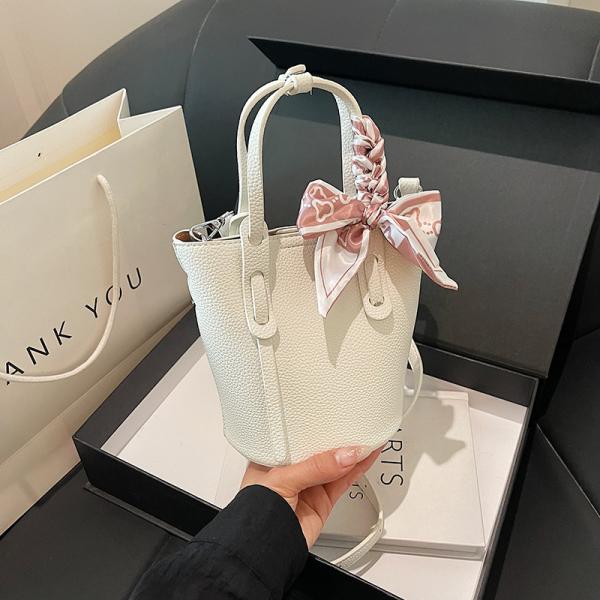 handbag with a design that combines elegance and functionality, ideal for everyday use or special occasions. It comes in a bucket shape with a fixed base for stability and elegance.