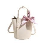 handbag with a design that combines elegance and functionality, ideal for everyday use or special occasions. It comes in a bucket shape with a fixed base for stability and elegance.