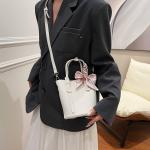 handbag with a design that combines elegance and functionality, ideal for everyday use or special occasions. It comes in a bucket shape with a fixed base for stability and elegance.