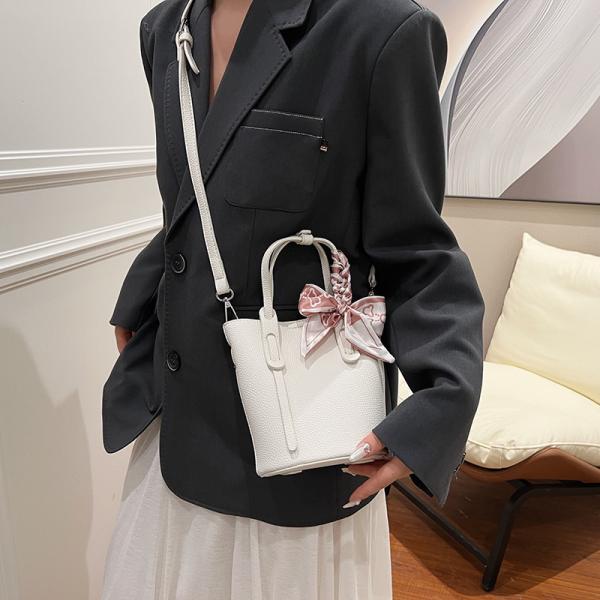 handbag with a design that combines elegance and functionality, ideal for everyday use or special occasions. It comes in a bucket shape with a fixed base for stability and elegance.