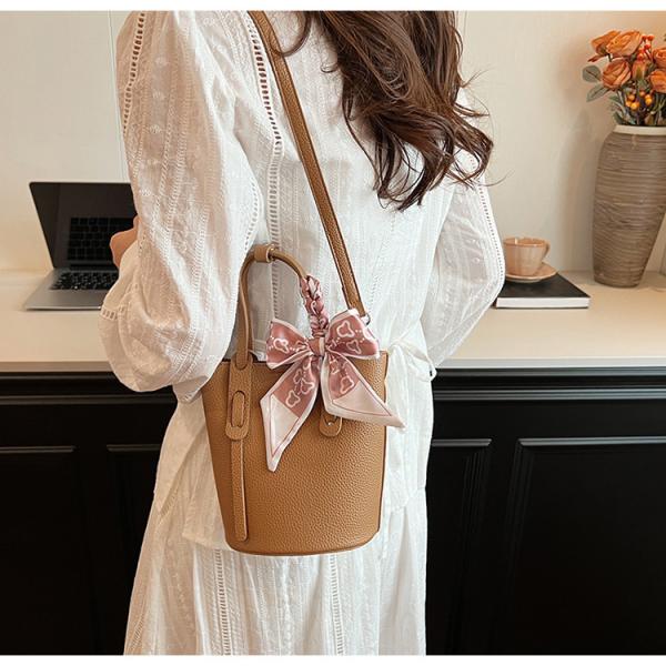 handbag with a design that combines elegance and functionality, ideal for everyday use or special occasions. It comes in a bucket shape with a fixed base for stability and elegance.