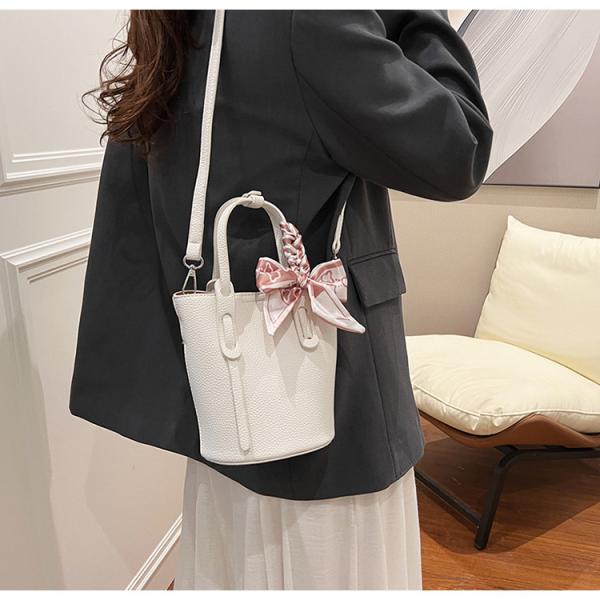 handbag with a design that combines elegance and functionality, ideal for everyday use or special occasions. It comes in a bucket shape with a fixed base for stability and elegance.