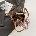 handbag with a design that combines elegance and functionality, ideal for everyday use or special occasions. It comes in a bucket shape with a fixed base for stability and elegance.