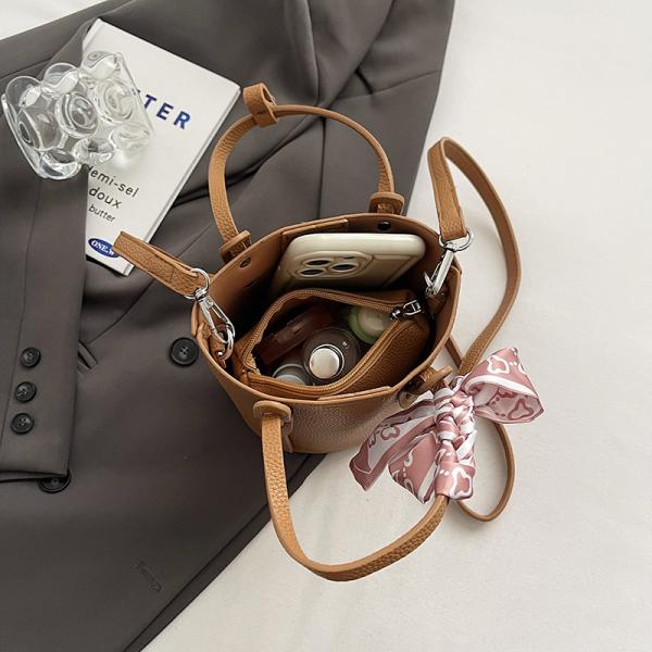 handbag with a design that combines elegance and functionality, ideal for everyday use or special occasions. It comes in a bucket shape with a fixed base for stability and elegance.