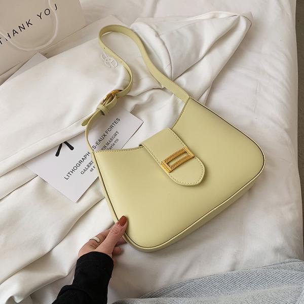 elegant handbag in four multi-colored colors. A luxurious touch to every look. Elevate your elegance with this classic bag, carefully designed to combine simplicity and elegance