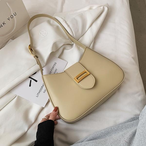 elegant handbag in four multi-colored colors. A luxurious touch to every look. Elevate your elegance with this classic bag, carefully designed to combine simplicity and elegance