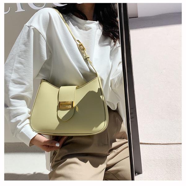 elegant handbag in four multi-colored colors. A luxurious touch to every look. Elevate your elegance with this classic bag, carefully designed to combine simplicity and elegance
