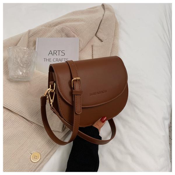 Genuine leather crossbody bag, practical elegance with a classic design