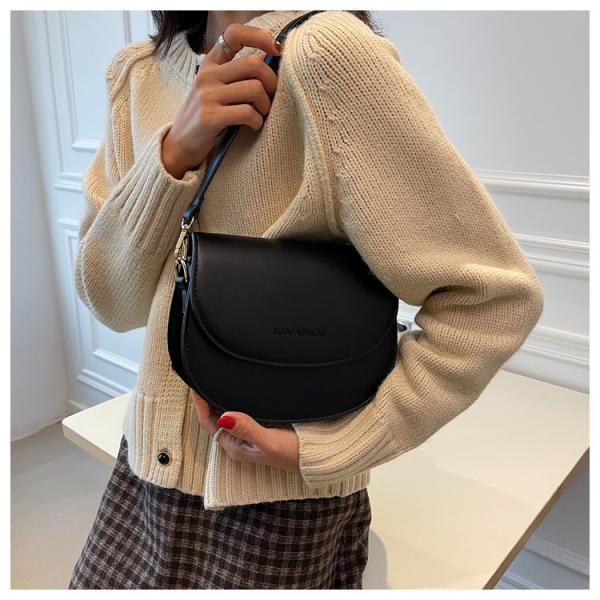 Genuine leather crossbody bag, practical elegance with a classic design