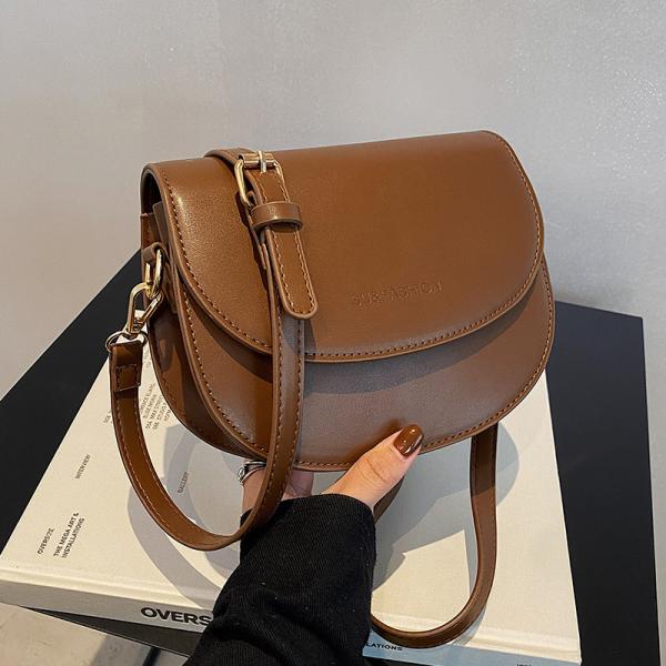 Genuine leather crossbody bag, practical elegance with a classic design