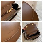 Genuine leather crossbody bag, practical elegance with a classic design