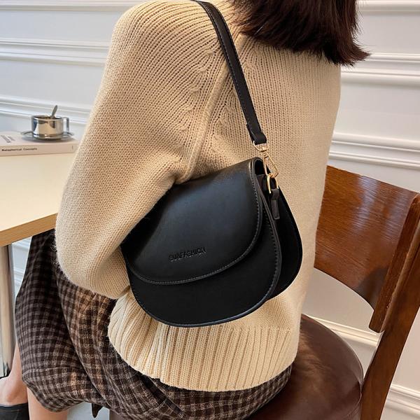 Genuine leather crossbody bag, practical elegance with a classic design