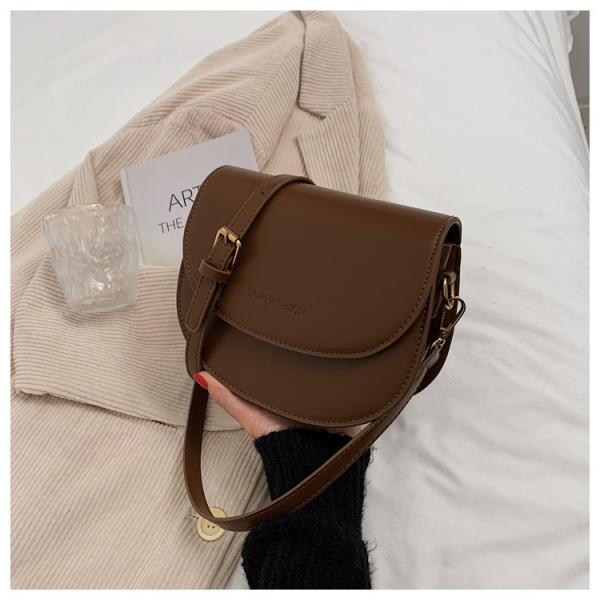 Genuine leather crossbody bag, practical elegance with a classic design