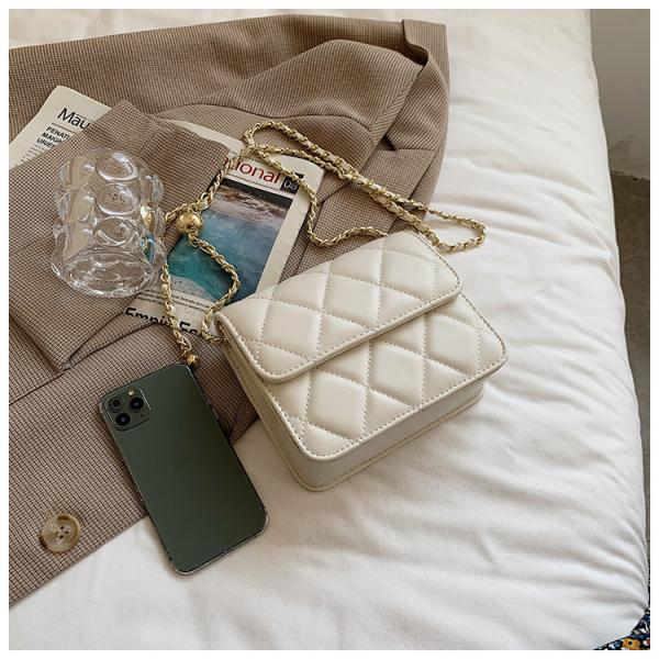 luxurious gold chain lined handbag that suits your taste