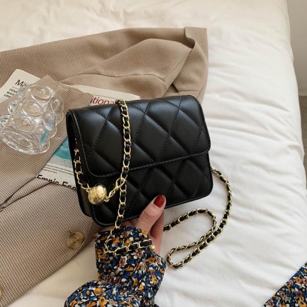 luxurious gold chain lined handbag that suits your taste