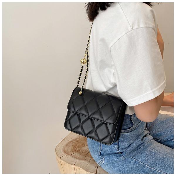 luxurious gold chain lined handbag that suits your taste