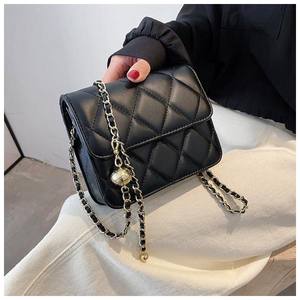 luxurious gold chain lined handbag that suits your taste