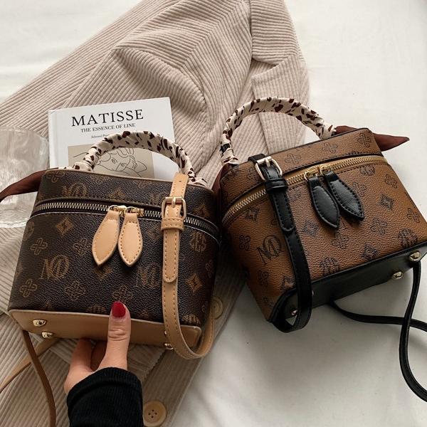 Small handbag with a modern design. Makeup organizer bag. Elegance that can be carried with confidence.