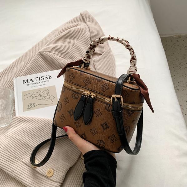 Small handbag with a modern design. Makeup organizer bag. Elegance that can be carried with confidence.