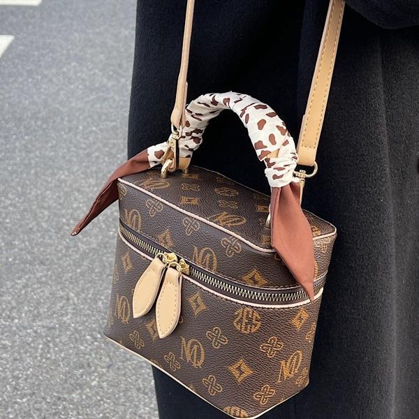 Small handbag with a modern design. Makeup organizer bag. Elegance that can be carried with confidence.