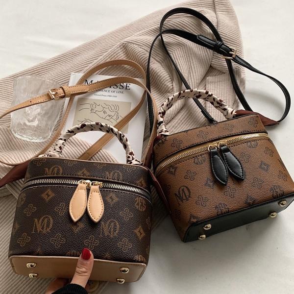 Small handbag with a modern design. Makeup organizer bag. Elegance that can be carried with confidence.