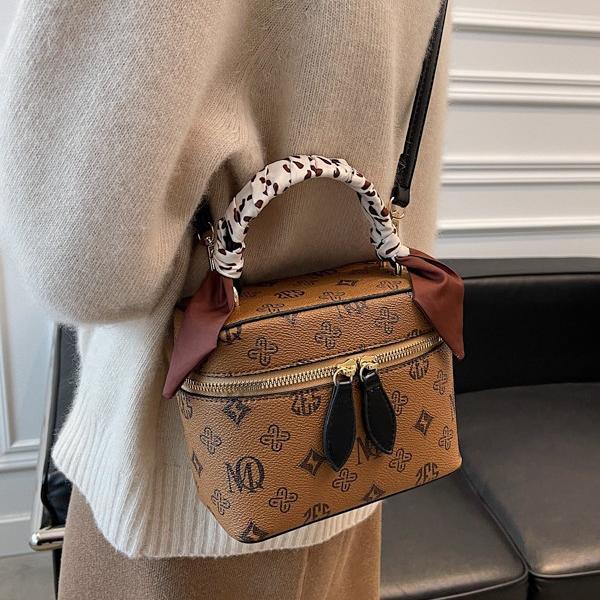 Small handbag with a modern design. Makeup organizer bag. Elegance that can be carried with confidence.