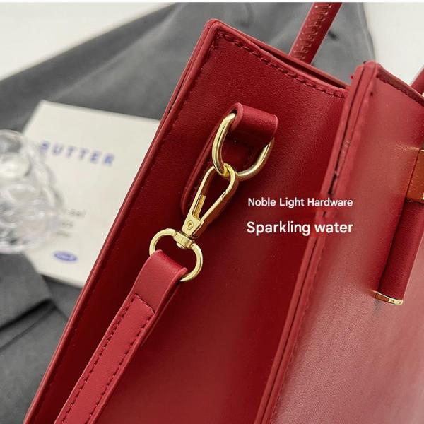 حقيبة يد أنيقة بسعة كبيرة لونين الاحمر و الاسود توازن مثالي بين العملية والجاذبية