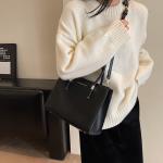 حقيبة يد أنيقة بسعة كبيرة لونين الاحمر و الاسود توازن مثالي بين العملية والجاذبية