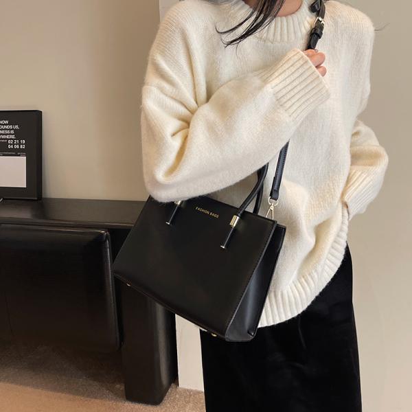 حقيبة يد أنيقة بسعة كبيرة لونين الاحمر و الاسود توازن مثالي بين العملية والجاذبية