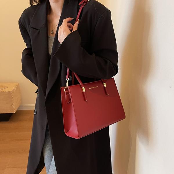 حقيبة يد أنيقة بسعة كبيرة لونين الاحمر و الاسود توازن مثالي بين العملية والجاذبية