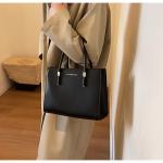 حقيبة يد أنيقة بسعة كبيرة لونين الاحمر و الاسود توازن مثالي بين العملية والجاذبية