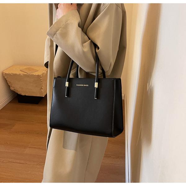 حقيبة يد أنيقة بسعة كبيرة لونين الاحمر و الاسود توازن مثالي بين العملية والجاذبية