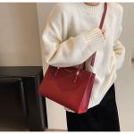 حقيبة يد أنيقة بسعة كبيرة لونين الاحمر و الاسود توازن مثالي بين العملية والجاذبية